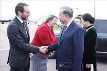 英国驻越南大使伊恩·弗鲁欢送苏林总书记。(图片来源:越通社)