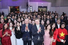 越共中央总书记苏林访问芬兰阿尔托大学并会见在芬兰就读的越南留学生。（图片来源：越通社）