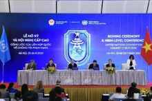 10月26日下午，越南公安部与外交部在国家会议中心联合举行国际记者会，公布《联合国打击网络犯罪公约》（《河内公约》）开放签署仪式的成果。（图片来源：越通社）