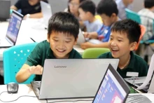 附图:保护未成年人免受虚拟世界的侵害。(图片来源:越通社)