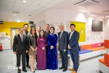 苏林总书记夫人吴芳璃和伊芙琳娜伦敦儿童医院的医务人员合影。（图片来源：越通社）