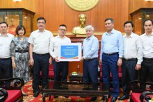 越南《人民报》社移交5亿越盾，为受第十号台风影响灾民提供援助。