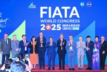 越南政府总理范明正和出席国际货运代理协会联合会（FIATA）世界大会各位代表。