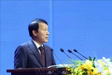 在闭幕式后,越共中央政治局委员、公安部部长梁三光大将就活动的成功及其对越南在构建安全、健康网络环境中的意义接受了媒体采访。(图片来源:越通社)