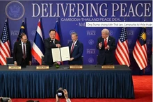 泰国总理阿努廷·查维拉空与柬埔寨首相洪玛奈在东盟轮值主席国马来西亚总理安瓦尔·易卜拉欣以及美国总统唐纳德·特朗普的见证下签署联合声明。（图片来源：法新社）