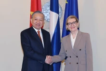 越共中央总书记苏林会见芬兰议会第一副议长保拉·里西科。（图片来源：越通社）