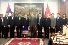 老挝人民革命党中央宣训部代表团在文化体育旅游部总部举行工作会议。