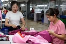 TNG服装公司生产出口欧盟市场的服装。（图片来源：越通社）