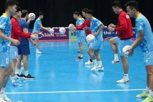 越南室内五人制足球队在练习中，准备对阵印度尼西亚队。（图片来源：越通社）