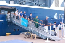 法国籍邮轮“Le Jacques Cartier”靠泊归仁港。（图片来源：嘉莱报）