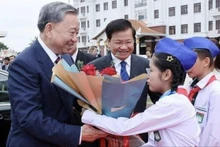 资料图：2024年7月，老挝人民革命党中央委员会总书记、老挝人民民主共和国主席通伦·西苏里欢迎越南共产党中央委员会总书记苏林将对老挝进行国事访问。（图片来源：越通社）