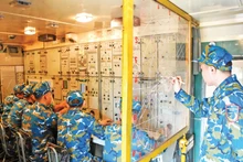 64团战士实行作战训练方案。（世大 摄）