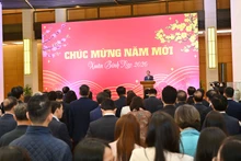 越南国会主席陈青敏2月23日上午与中央专职国会代表以及国会机关、国会办公厅全体人员举行会面。