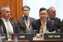 越南驻法国大使郑德海在会上发表讲话。