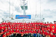 图为2024年，海外越南人代表团访问长沙岛县和DK1海上高脚屋的军民。