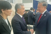 苏林总书记与乌兹别克斯坦总理沙夫卡特·米罗莫诺维奇·米尔济约耶夫亲切握手。（图片来源：越通社）