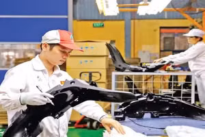河内塑料股份公司（Hanoi Plastics-HPC）的生产场景。