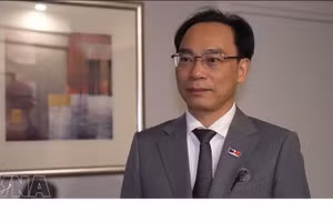 越南教育培训部部长黄明山接受越通社驻悉尼记者采访。（图片来源：越通社）