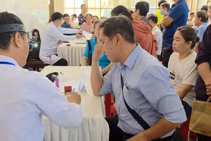 嘉定人民医院医生为富美坊人民进行健康体检。（图片来源：越通社）