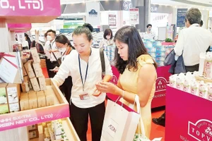 胡志明市企业在产品对接会展示产品。（高新 摄）