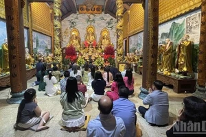 除夕夜去寺庙烧香祈福——旅老越南侨胞喜迎新春的文化之美。（惟全 摄）