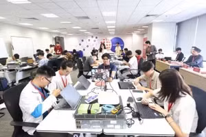 学员们在APIE Camp期间学习物联网、云计算、域名系统和网络虚拟化等专业知识，并开展实践操作。（图片来源：越通社）