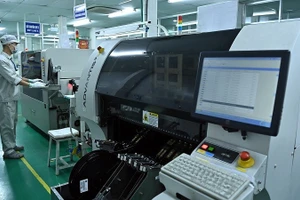 技术工人正在操作生产线设备。