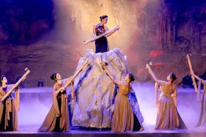 广宁省大型实景演出节目《寻找玉痕》中的一个表演片段。