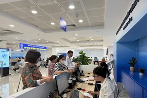 河内市公共行政服务中心工作人员协助民众办理行政手续。