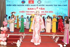 旅居中国澳门特别行政区越南人协会礼宾委员会在澳门举行题为“中年奥黛风采”的比赛与走秀活动。（图片来源：越通社）