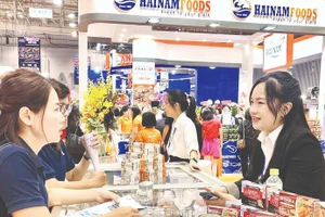 参观者在Vietfish水产展会上了解水产品。（美芳 摄）