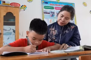 老师对残疾学生悉心指导、无微不至、和蔼可亲。