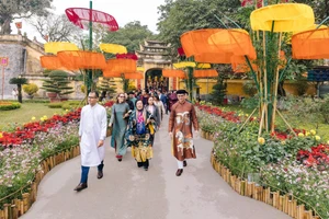 河内首次在升龙皇城内举办春节花街。