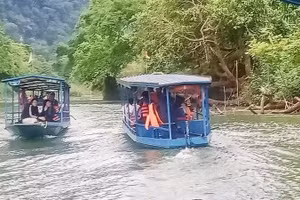 越来越多游客来到巴贝湖周边村寨，体验独具特色的社区旅游。