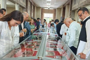 与会嘉宾参观摄影展。（图片来源：越南驻古巴大使馆）