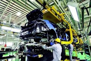 在庆和省顺北乡杜龙工业园区宁顺纺织印染有限责任公司，现代化设备系统正在运行，用于生产纺织印染产品。（阮成 摄）