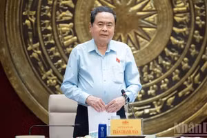 越南国会主席陈青敏发表讲话。