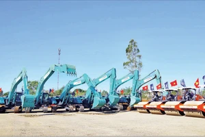 全力调动机械设备 加快推进归仁—波来古高速公路项目进度。