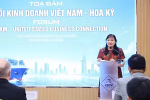 胡志明市贸易投资促进中心副主任曹氏菲云在座谈会上发表讲话。