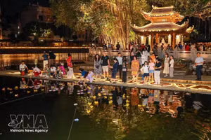“文庙—文湖放花灯之夜”活动期间，放花灯体验吸引众多市民和游客参与。
