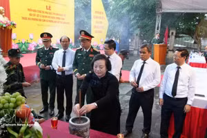 越南政府副总理、中央书记处书记、国家烈士遗骸寻找、归集和身份确认指导委员会主任范氏清茶和各位代表在烈士遗骸搜寻发掘前向各位英烈进香。
