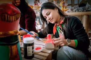 游客体验制作水上木偶。
