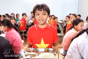宣光省贫困地区的孩子们对能够吃到营养午餐感到十分高兴。