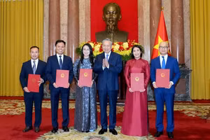 越共中央总书记、国家主席苏林向5名越南驻外大使颁发任命决定。