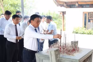 越共中央书记处常务书记陈锦秀和代表们在奠边省奠边府战场烈士祠上香，缅怀英勇战斗、壮烈牺牲的英雄烈士。
