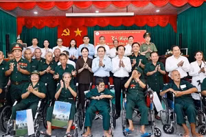 国会主席陈青敏在胡志明市龙海乡龙坦伤残军人与革命有功人员疗养中心看望慰问伤残军人。
