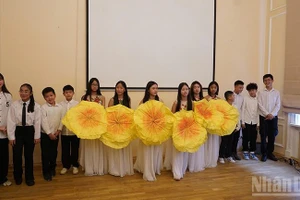 旅俄越南人子女在纪念活动上表演文艺节目。