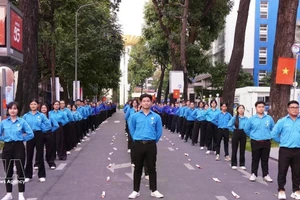 第80-NQ/TW号决议高度重视在培养全面发展越南人过程中青年一代的作用。（图片来源：越通社）