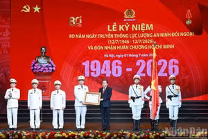 国会主席陈青敏向对外安全力量授予胡志明勋章。