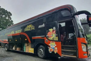 越南交警使用双层卧铺客车实地评估山区交通安全状况。（图片来源：anninhthudo.vn）